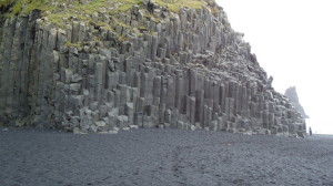 Scogliera di roccia basaltica sulla spiaggia vulcanica di Reynisfjara
