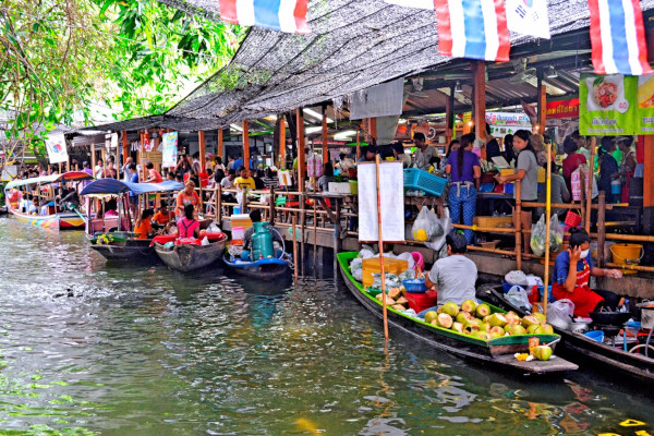 Visitare mercato galleggiante a Bangkok