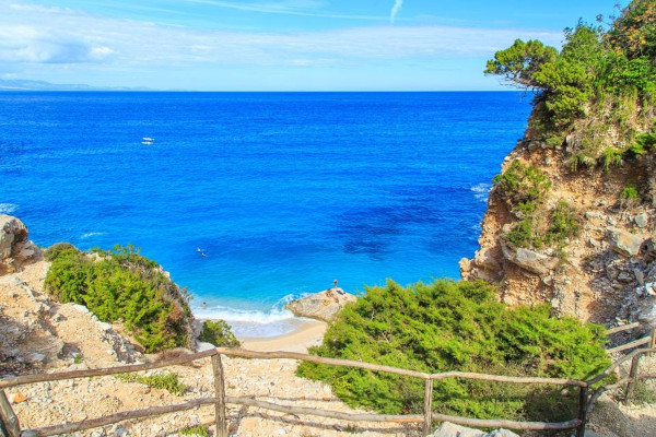 Cala Goloritzé vista dall'ultimo tratto del sentiero Cala Goloritzé vista dall'ultimo tratto del sentiero