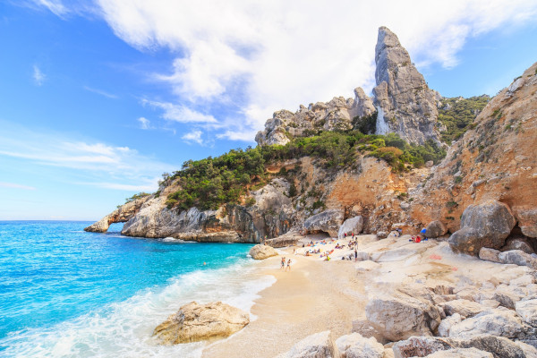 Guglia calcarea che sovrasta Cala Goloritzé Guglia calcarea che sovrasta Cala Goloritzé