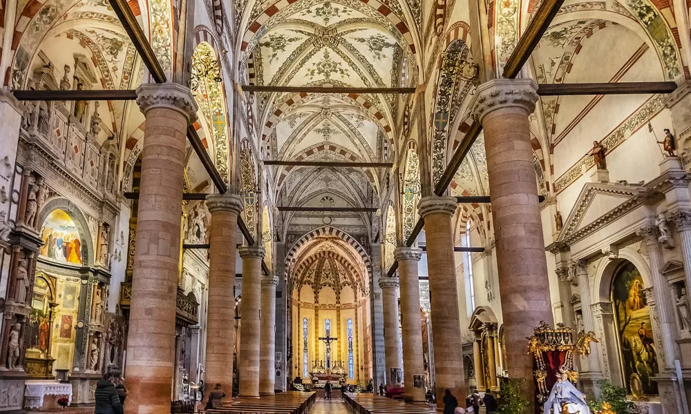 Interno con dettagli gotici della Basilica di Sant'Anastasia a Verona