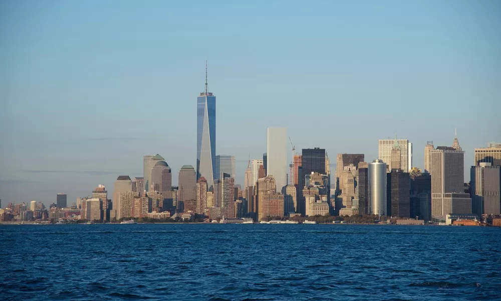 Vista dal fiume Hudson del One World Trade Center che svetta tra i palazzi di Manhattan