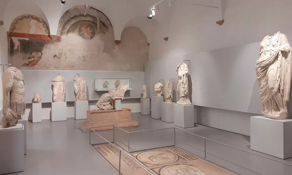 Sezione della scultura in marmo nel refettorio nel Museo Archeologico al Teatro Romano - Di Andrea Bertozzi, CC BY-SA 4.0