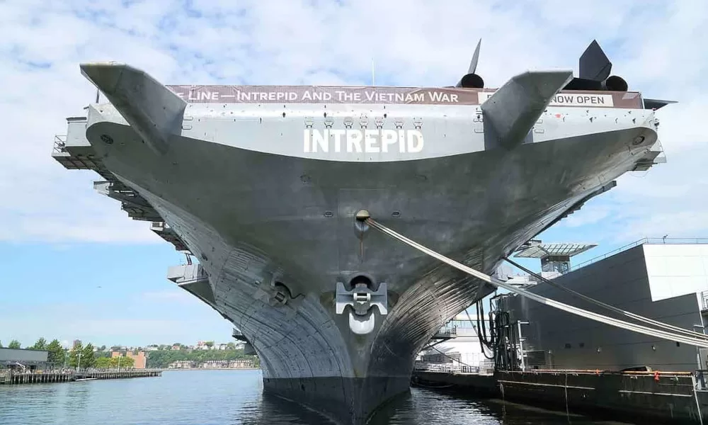Portaerei USS Intrepid che ospita l'Intrepid Sea, Air & Space Museum a New York